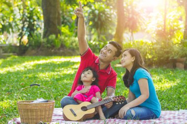 Aile vakit bir park, tüm gökyüzüne görünümlü