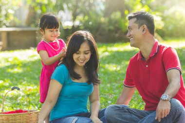 Annem ve babam bir parkta, Aile portre ile güzel vakit