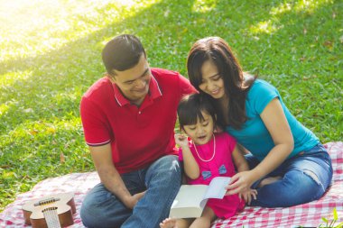 Asya bir aile harcamak gönüllülük a kitap birlikte dışındaki zamanlarında