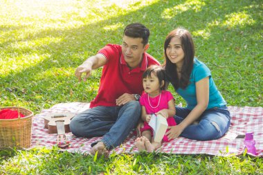 Eğitim ve eğlence, anne ve çocuk doğada öğrenme