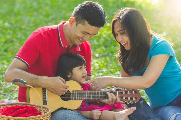 Birlikte eğleniyor, aile tatil doğa portresi