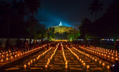 Borobudur, 29 Mayıs 2018: Vesak Günü kutlama Borobudur Tapınağı, Endonezya, bir parçası olarak yaktı mumlar binlerce