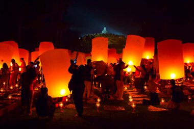 Borobudur, 29 Mayıs 2018: fener binlerce gökyüzünde Vesak üzerinde serbest bırakmak hazır Borobudur Tapınağı önünde toplama insanlar