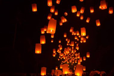 Borobudur, 29 Mayıs 2018: gece gökyüzüne Borobudur Tapınağı'nda Vesak için serbest bırakılması kağıt fenerler