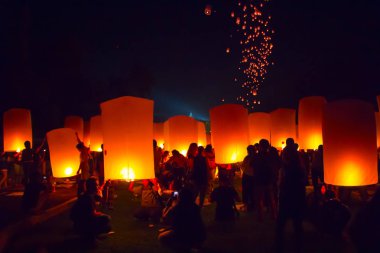 Borobudur, 29 Mayıs 2018: İnsanlar bir araya Fener Festivali Borobudur Tapınağı üzerinde serbest hazırlanmasında
