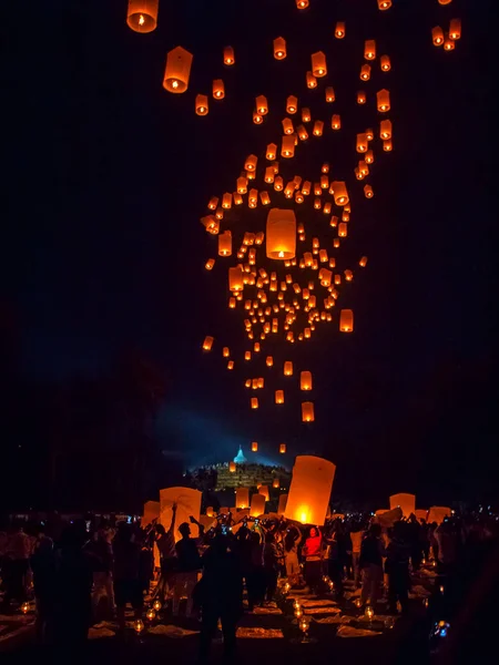 Borobudur, 29 Mayıs 2018: Borobudur Tapınağı, Endonezya'nın gece gökyüzünü parlayan fener uçan binlerce
