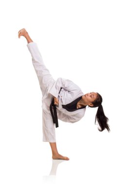 Taekwondo kız yüksek tekme, beyaz arka plan üzerinde izole tam uzunlukta portre