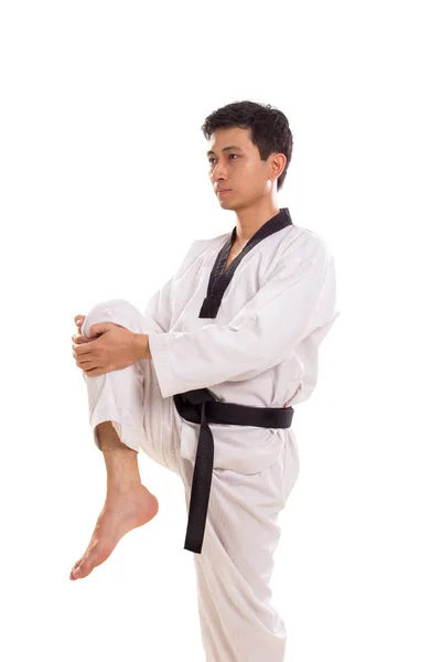 Een Aziatische Mannelijke Martial Artiest Doet Knie Stretching Geïsoleerd Witte — Stockfoto