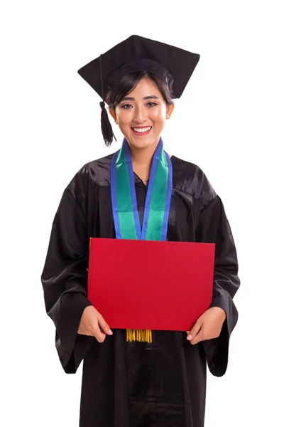 Портрет Красивой Улыбающейся Азиатской Студентки Выпускных Нарядах Чистым Красным Плакатом — стоковое фото