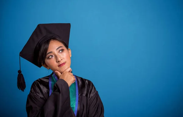 Keresi Választ Átgondolt Arc Kifejezése Egy Ázsiai Diáklány Rajta Érettségi — Stock Fotó
