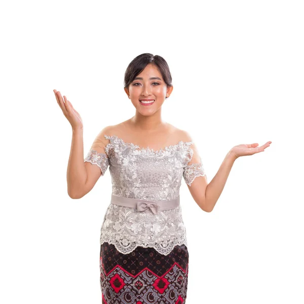 Aantrekkelijke vrolijke jonge Indonesische dame die het dragen van traditionele co — Stockfoto