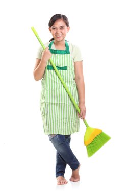 Bir süpürge tutarak onun önlük Genç Asyalı anne. Beyaz stüdyo arka plan üzerinde izole