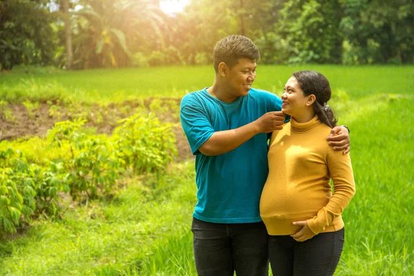 Obszarów Wiejskich Mama Tata Czeka Ich Urodzenia Dziecka Portret Nad — Zdjęcie stockowe