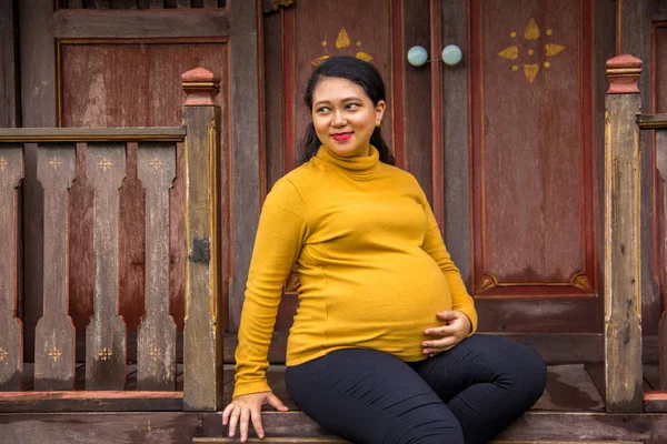 Zwangere Vrouw Van Aziatische Afkomst Zit Tegenover Oude Traditionele Dorpshuis — Stockfoto