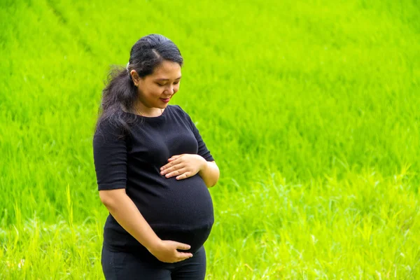Outdoor Portret Van Een Vruchtbare Vrouw Haar Zwangere Buik Bewaken — Stockfoto