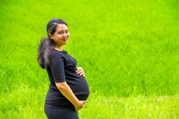 Schwangere Seitlich Porträtiert Die Kamera Blickend Natürliche Grüne Landschaft Auf — Stockfoto