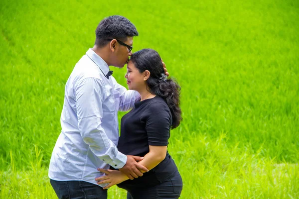 Mann Küsst Ihrer Schwangeren Frau Die Stirn Mutterschaftskonzept Porträt Über — Stockfoto