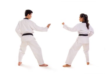 İki savaş sanatçı, savaşmaya hazır bakan beyaz kimono giyen arka figürü. Tam uzunlukta portre, izole arka plan