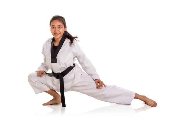 Vonzó Mosolygó Ázsiai Taekwondo Lány Nyújtó Láb Izom Elszigetelt Fehér — Stock Fotó