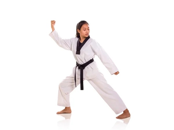 Jonge Aziatische Vrouw Gekleed Kimono Opvallend Een Martial Arts Pose — Stockfoto