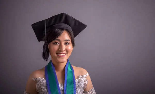 Молодая Привлекательная Азиатская Студентка Колледжа Шляпе Традиционном Платье Портрет Крупным — стоковое фото