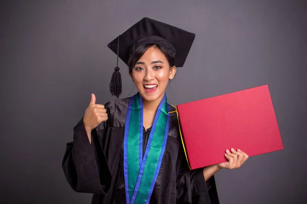 Vidám Ázsiai Lány Diák Feladom Hüvelykujj Tartva Egy Piros Érettségi — Stock Fotó