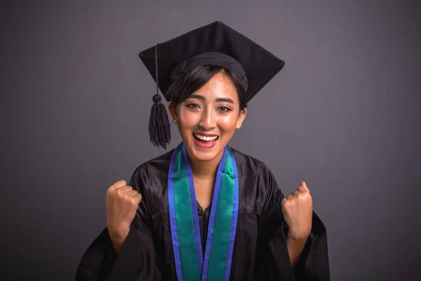 Primer Plano Graduarse Estudiante Femenina Expresar Felicidad Mirando Cámara Mientras — Foto de Stock