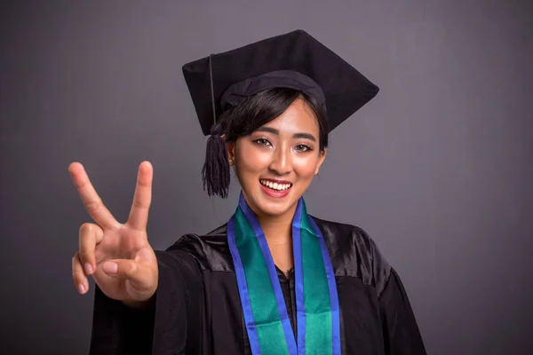 Bastante Sonriente Asiática Estudiante Vestida Para Graduación Día Mostrando Victoria —  Fotos de Stock