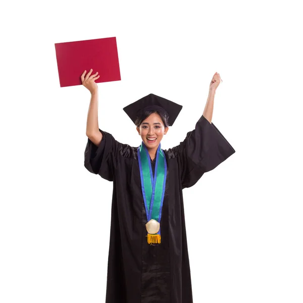 年轻的亚洲女性应届毕业生的肖像举起她的证书在喜悦 被隔绝在白色背景 — 图库照片