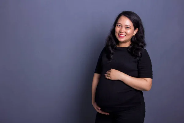 Bela senhora grávida em vestido preto — Fotografia de Stock