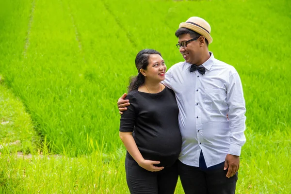 Zwangere Vrouw Haar Man Glimlachend Naar Elkaar Zwangerschaps Portret Landelijke — Stockfoto