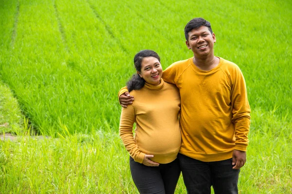 Joyeux couple de maternité dans le paysage rural — Photo