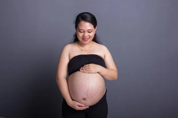 Zwangere dame toont haar blote buik — Stockfoto