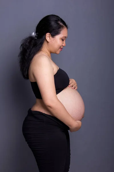 Retrato Vista Lateral Una Mujer Embarazada Vestida Negro Vigilando Bebé — Foto de Stock