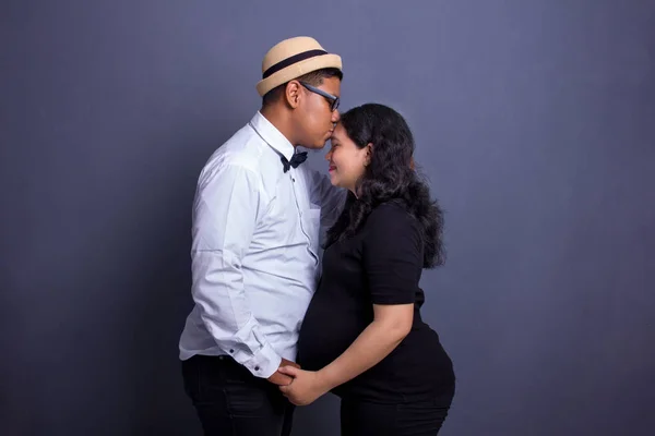 Expressing love to his pregnant wife Royalty Free Stock Photos