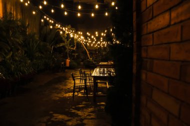 Antik kafede yağmurlu bir gece