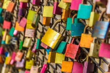 Renkli çift aşk asma kilitleri bağlı