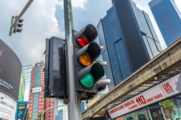 Kuala Lumpur, Malaysia-7 mars 2019: trafikljus och — Stockfoto