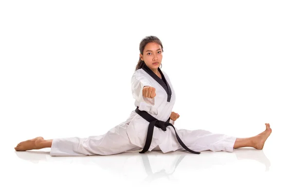 Un golpe tae kwon do chica haciendo split, retrato de cuerpo entero es — Foto de Stock