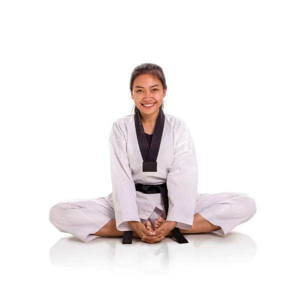 Attraktiva leende asiatiska karateka flicka sitter i Lotus position — Stockfoto