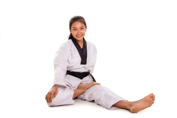 Lycklig kvinnlig karateka ben muskel stretch på mattan — Stockfoto