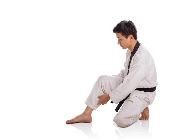 Mężczyzna Martial Artist przygotowuje się do praktyki — Zdjęcie stockowe