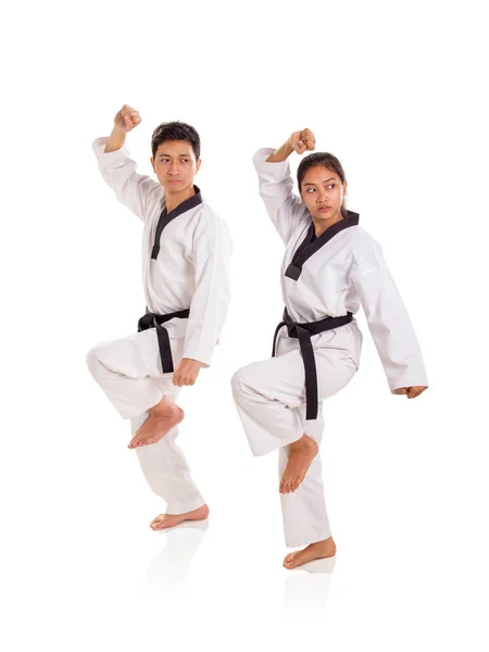 Két profi sportoló egy tae-kwon-do mozdulatot mutat. — Stock Fotó
