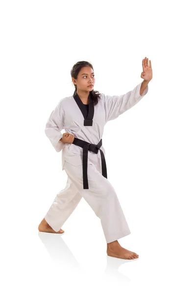 Vrouwelijke martial artist palm staking volledige lengte — Stockfoto