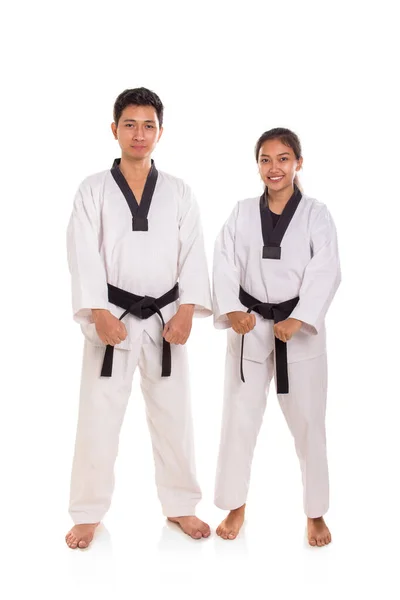 Dua atlet taekwondo berdiri di atas latar belakang putih — Stok Foto