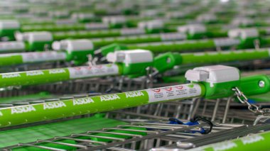 Bristol, İngiltere - 24 Mayıs 2018: alışveriş arabası - yeşil tanıtıcılar B, sığ derinlik-in tarla Asda yakın çekim