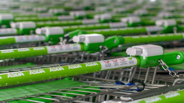 Bristol, İngiltere - 24 Mayıs 2018: alışveriş arabası - yeşil tanıtıcılar B, sığ derinlik-in tarla Asda yakın çekim