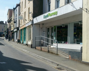 Wotton-altında-Edge, İngiltere-10 Mayıs 2018: Lloyds eczane uzun sokakta, olarak da bilinen Cotswolds yolu