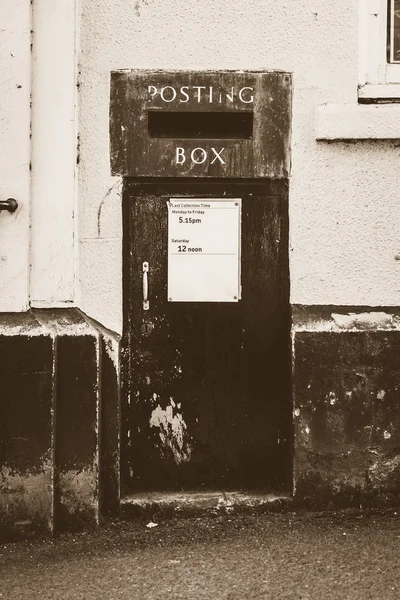 Velho Inglês Posting Box Built Wall Sepia Tone Fotografia Vertical — Fotografia de Stock