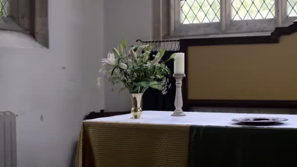 花やキャンドルで教会の祭壇 — ストック動画